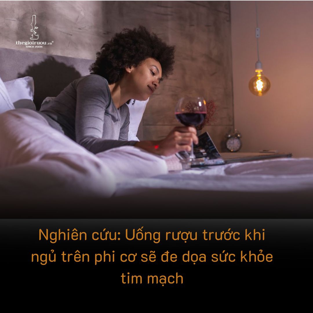 Nghiên cứu: Uống rượu trước khi ngủ trên phi cơ sẽ đe dọa sức khỏe tim mạch